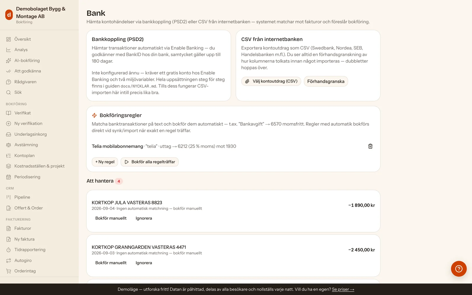 Bankvyn med korten Bankkoppling (PSD2) — som inte är uppsatt i demon — och CSV från internetbanken sida vid sida, ett kort med den sparade bokföringsregeln Telia mobilabonnemang som konterar uttag på 6212 mot 1930, och rubriken Att hantera med fyra poster där de två översta är kortköp utan automatisk matchning, med knapparna Bokför manuellt och Ignorera.