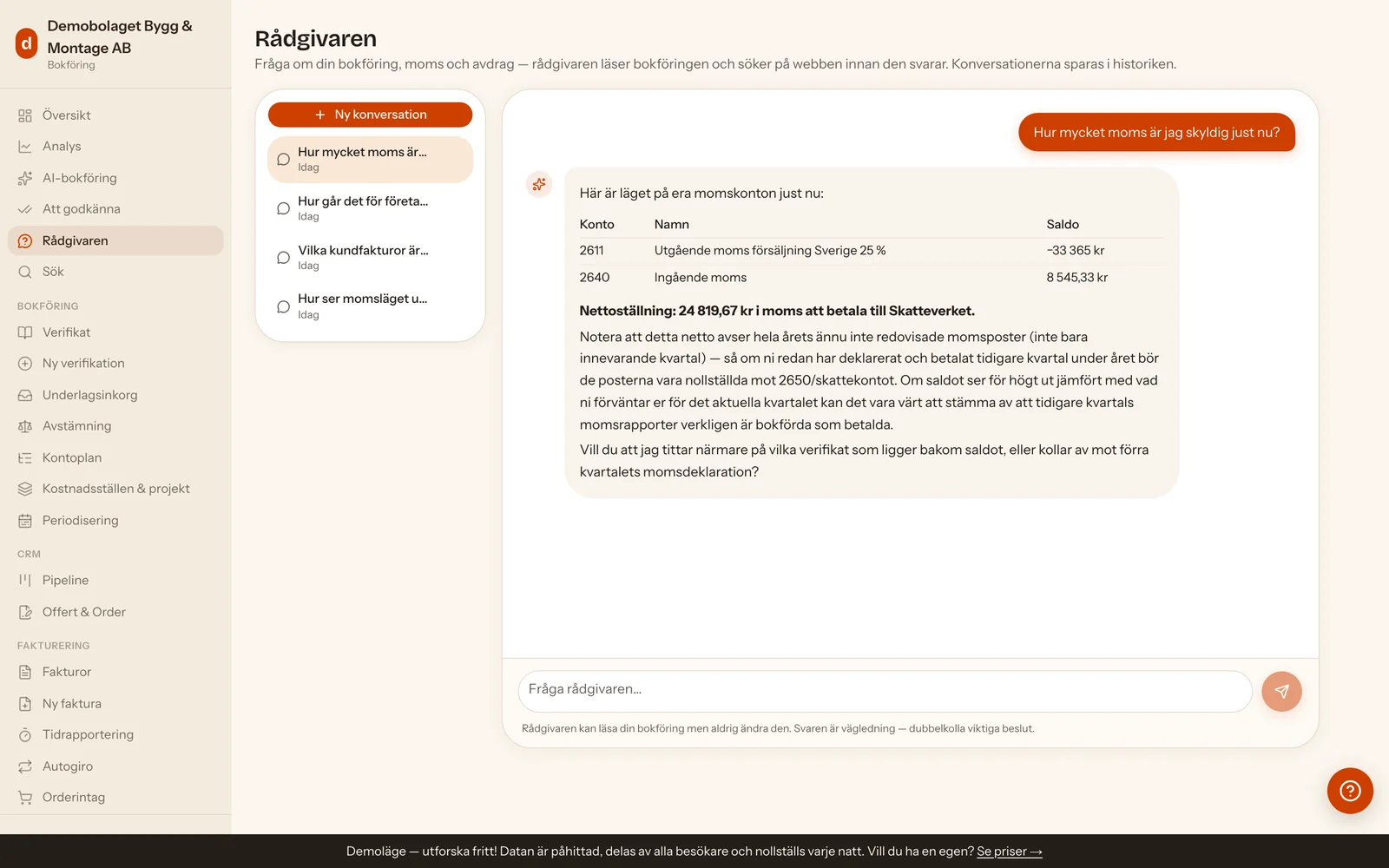 Rådgivaren i två paneler: till vänster knappen Ny konversation och fyra sparade konversationer från idag, till höger frågan Hur mycket moms är jag skyldig just nu? med ett svar som listar saldona på konto 2611 och 2640, summerar nettoställningen 24 819,67 kr att betala till Skatteverket och förklarar vad som bör kontrolleras.