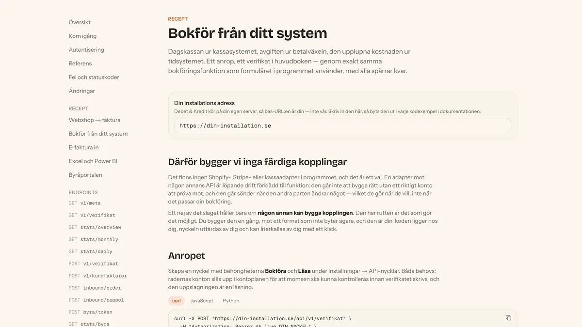 API-dokumentationens receptsida Bokför från ditt system: fältet där du skriver in din egen installations adress, avsnittet Därför bygger vi inga färdiga kopplingar, ett curl-exempel som gör POST mot /api/v1/verifikat, och sidomenyn som listar endpointerna — bland dem POST v1/verifikat, POST v1/kundfakturor och POST inbound/order
