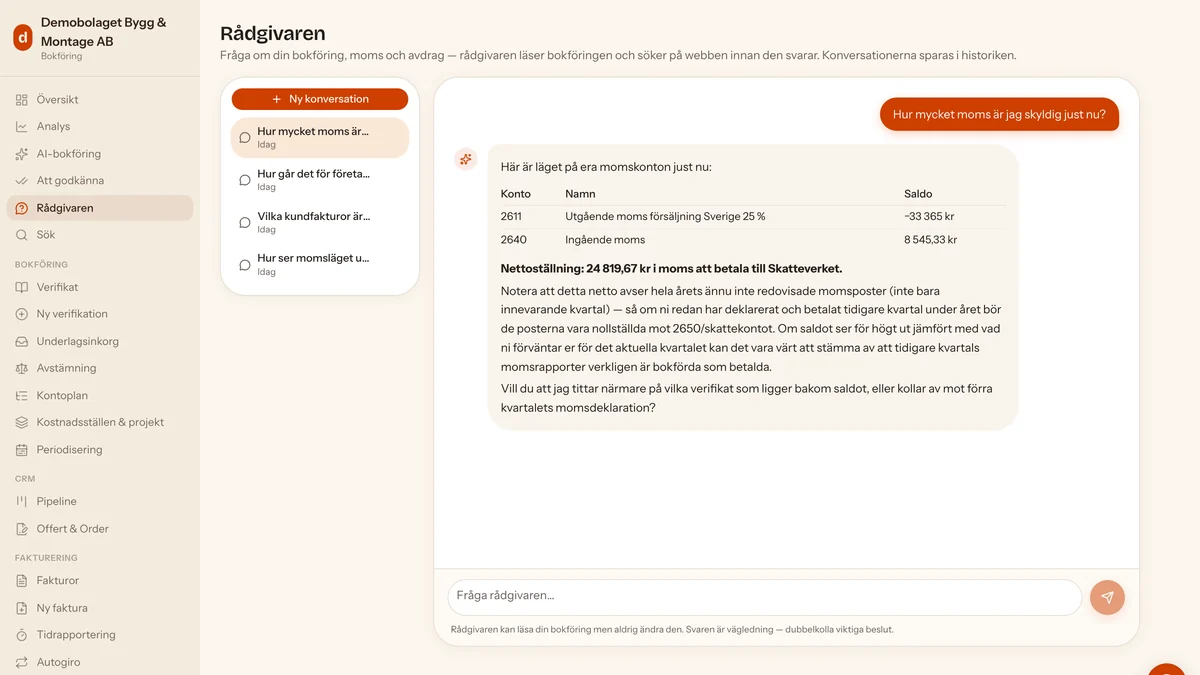 Rådgivaren i två paneler: sparade konversationer till vänster, och till höger ett svar på hur mycket moms företaget är skyldigt, med saldona på momskontona och nettoställningen uträknad