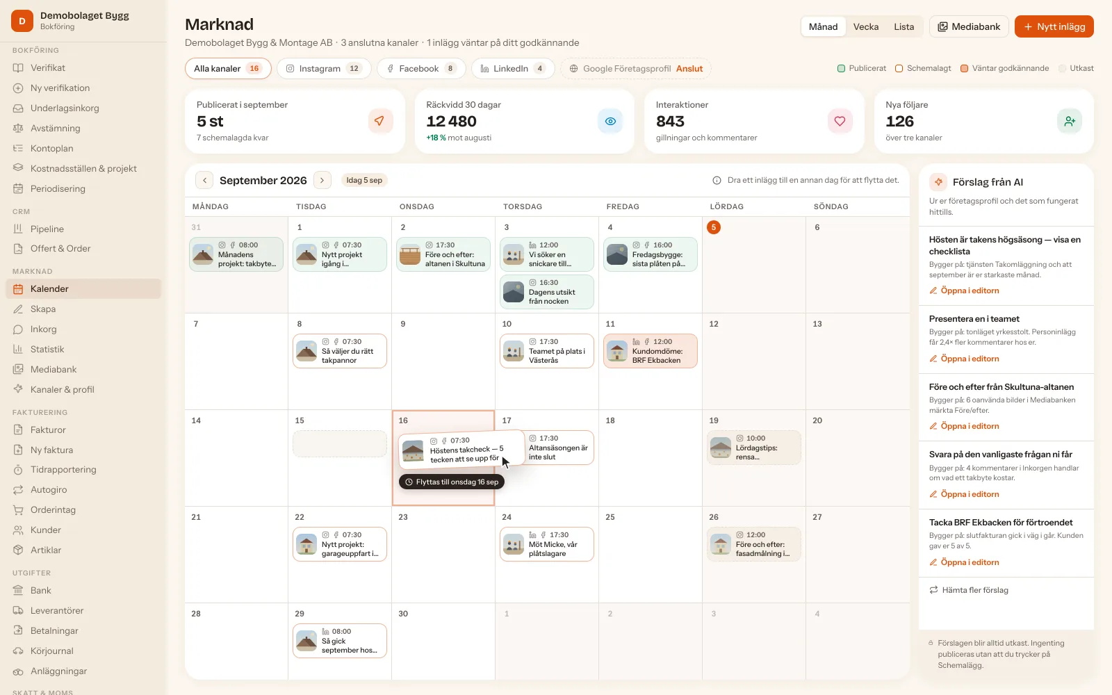 Mockup av marknadskalendern för Demobolaget Bygg & Montage: september månad med schemalagda och publicerade inlägg per dag, fyra nyckeltalskort överst och en kolumn med AI-förslag till höger, där varje förslag öppnas i editorn i stället för att publiceras.