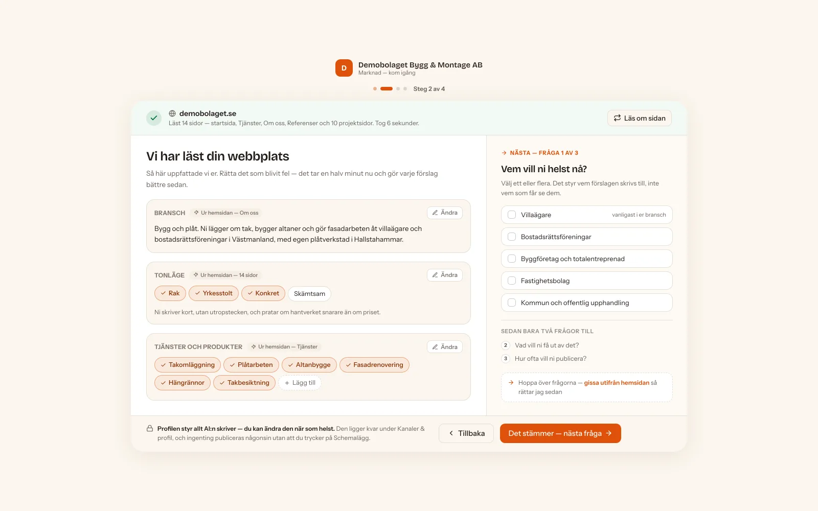 Mockup av kom-igång-guiden, steg 2 av 4: AI:n har läst företagets webbplats och föreslår bransch, tonläge och tjänster med källa per fält och en Ändra-knapp vid varje, bredvid frågan om vilka målgrupper företaget helst vill nå.