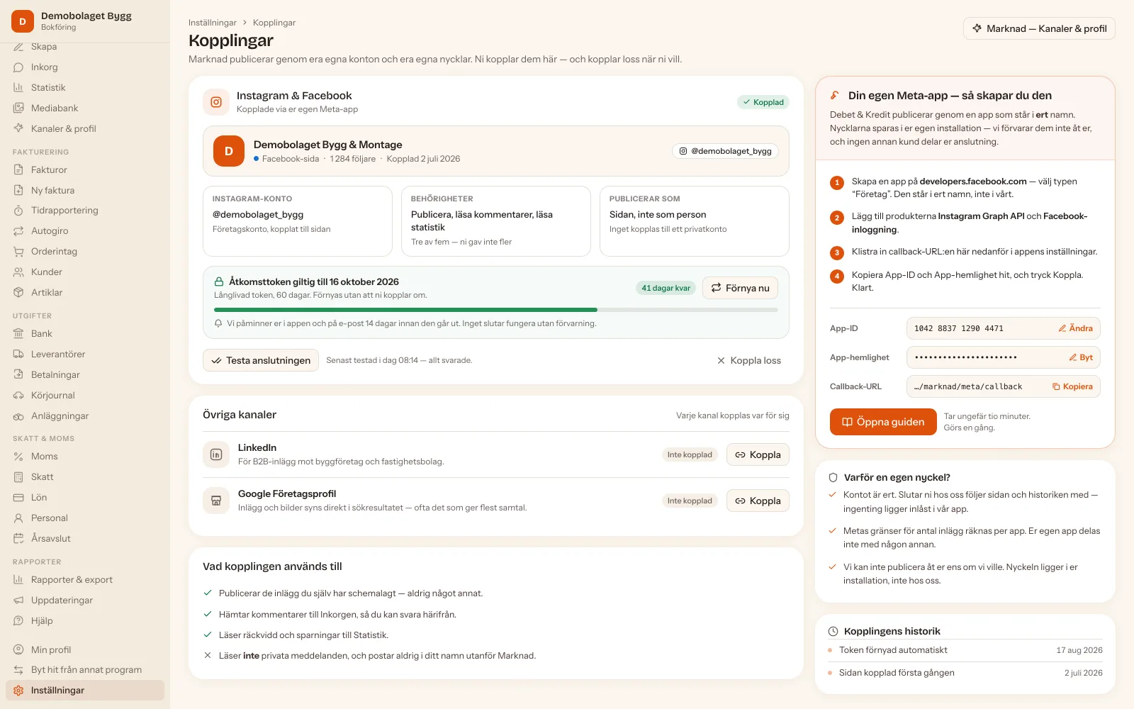 Mockup av kopplingssidan: Instagram och Facebook kopplade via företagets egen Meta-app, åtkomsttokenens giltighetstid med förnyelseknapp, en fyrstegsguide för att skapa appen hos Meta, fälten för App-ID och App-hemlighet, och en lista över vad kopplingen används till — där privata meddelanden uttryckligen inte ingår.